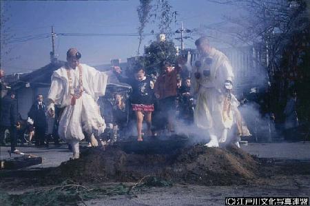 写真　燈明寺と平井聖天節分の火渡り10