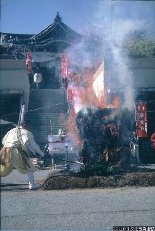 写真　燈明寺と平井聖天節分の火渡り8