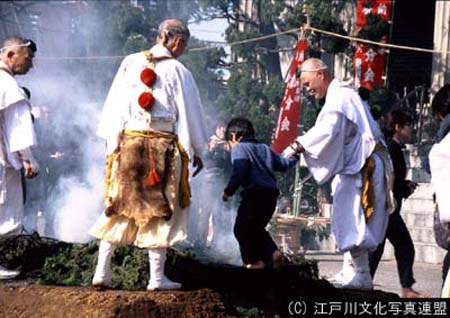 写真　燈明寺と平井聖天節分の火渡り6