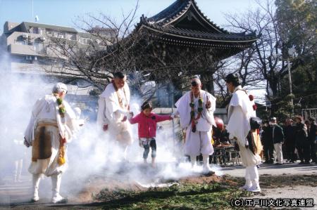 写真　燈明寺と平井聖天節分の火渡り1