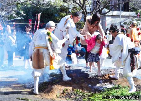 写真　燈明寺と平井聖天節分の火渡り2