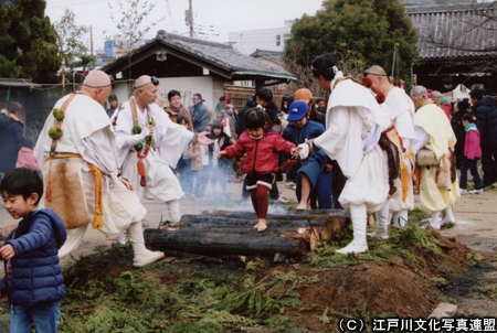 写真　燈明寺と平井聖天　節分の火渡り