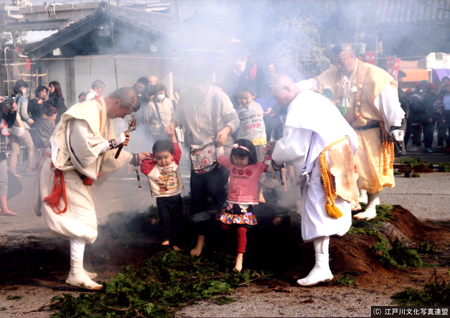 写真　燈明寺と平井聖天節分の火渡り5