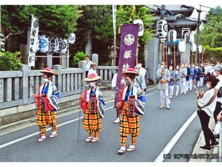 外壁彫刻が映える旧本殿　平井諏訪神社