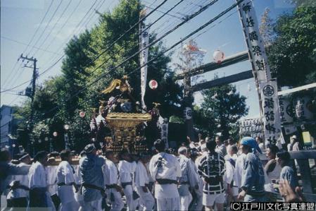 写真　外壁彫刻が映える旧本殿7