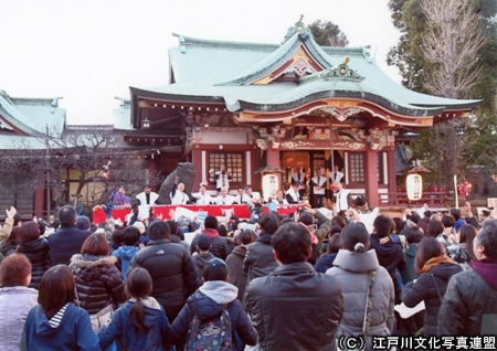 写真　外壁彫刻が映える旧本殿　平井諏訪神社