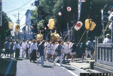 写真　外壁彫刻が映える旧本殿6