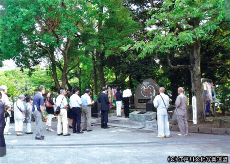 写真　続く祈り滝野公園江戸川原爆犠牲者追悼碑1