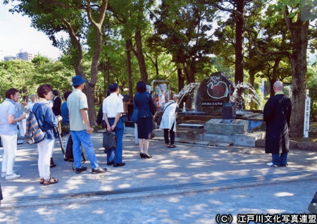写真　続く祈り　滝野公園江戸川原爆犠牲者追悼碑