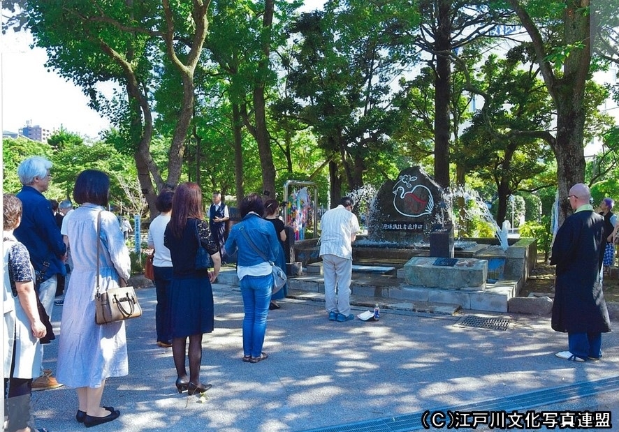 写真　続く祈り滝野公園江戸川原爆犠牲者追悼碑