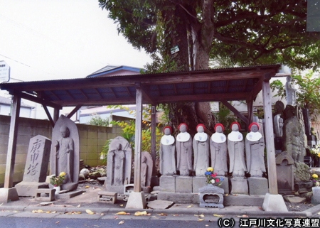 写真　宝林寺　北向き地蔵と常燈明