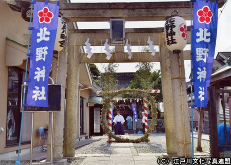 写真　無病息災　北野神社の茅の輪くぐり