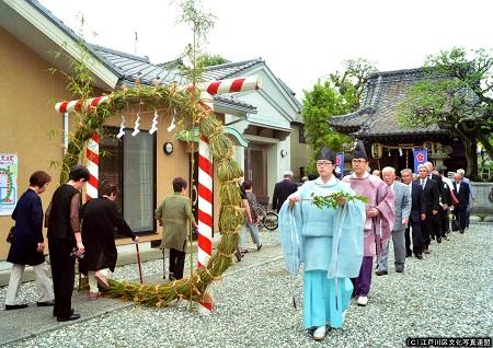 写真　無病息災　北野神社の茅の輪くぐり2