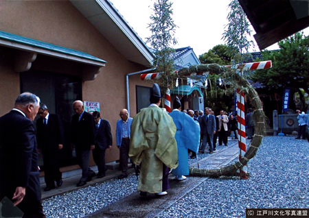 写真　無病息災　北野神社の茅の輪くぐり3