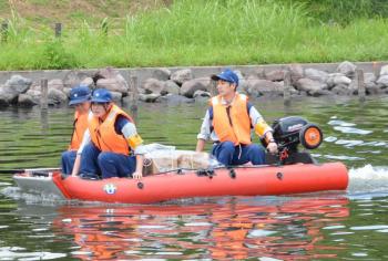 手漕ぎボートによる救援物資の輸送訓練の様子