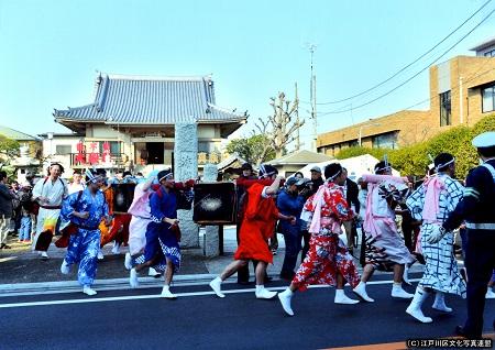 写真　東葛西の奇祭　雷の大般若2