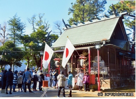 古川の水面に映る　二之江神社の大ケヤキ