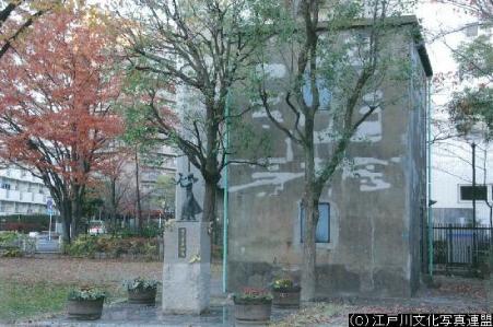 写真　旧江戸川区役所文書庫と東京大空襲平和の像6