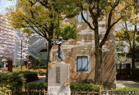 江戸川区役所文書庫と東京大空襲平和の像02