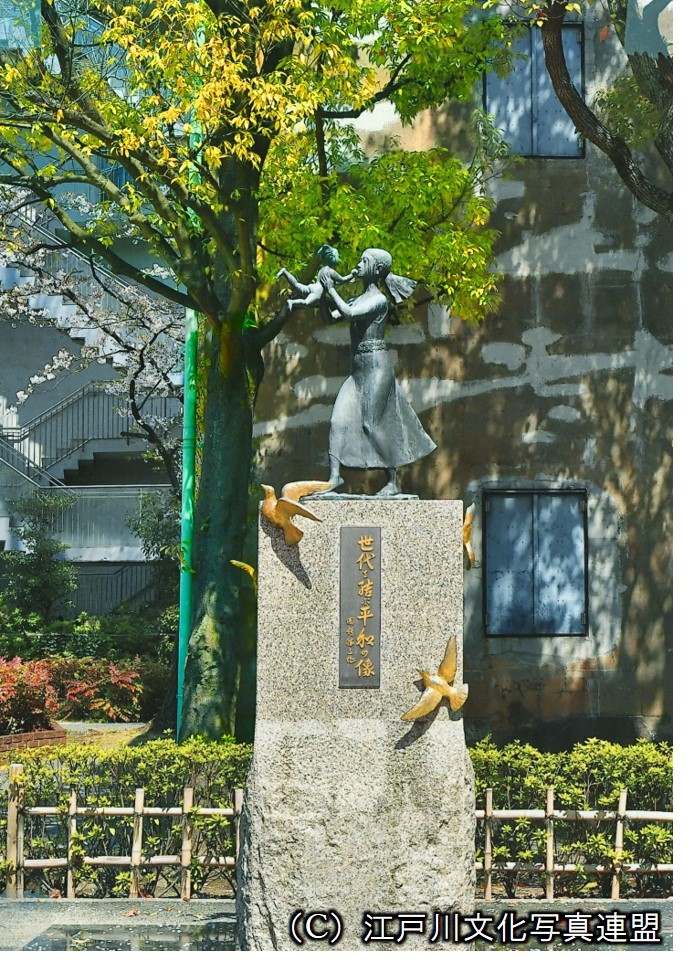 旧江戸川区役所文書庫と東京大空襲平和の像