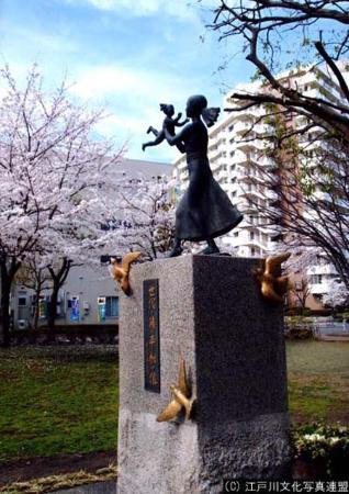 写真　旧江戸川区役所文書庫と東京大空襲平和の像5