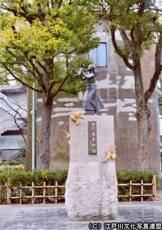 写真　旧江戸川区役所文書庫と東京大空襲平和の像