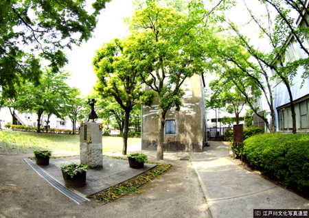 写真　旧江戸川区役所文書庫と東京大空襲平和の像4