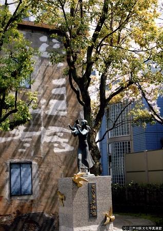 写真　旧江戸川区役所文書庫と東京大空襲平和の像2