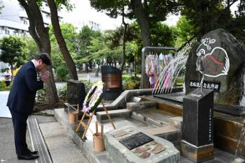追悼碑に向かって黙とうする区長