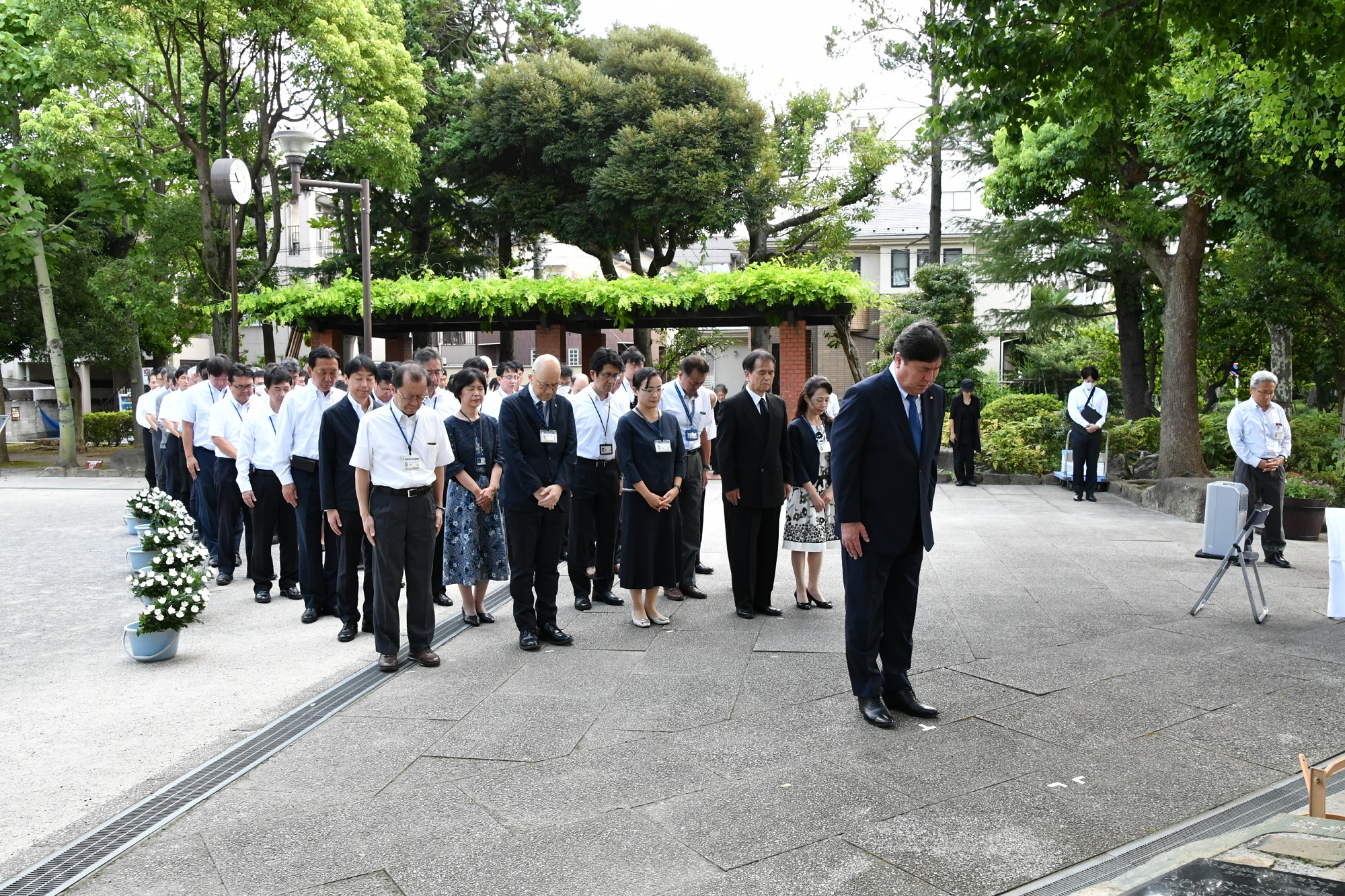 原爆犠牲者追悼式で黙とうする区長および参拝者たち