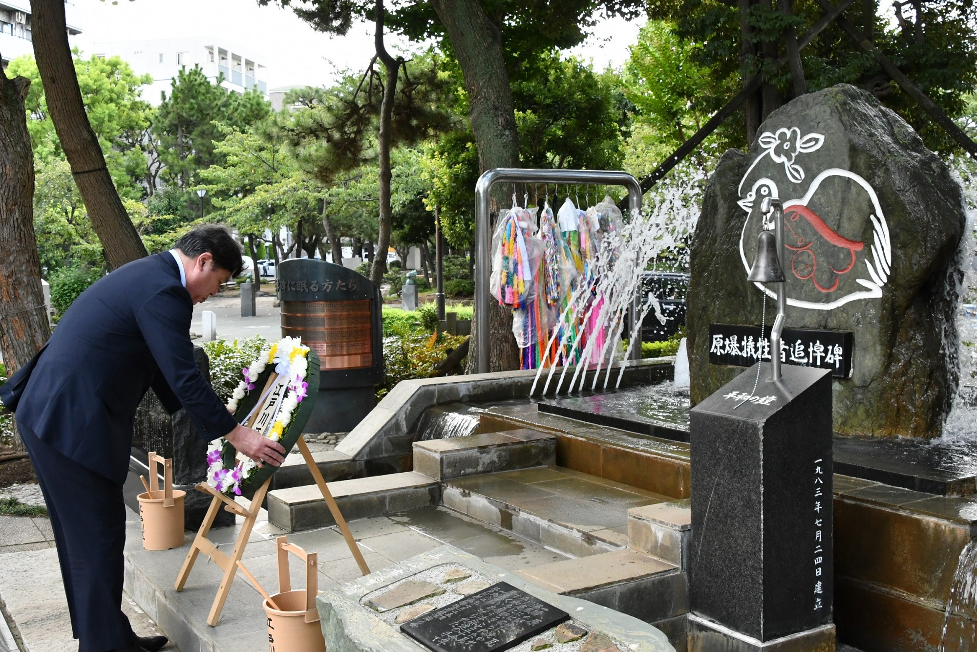 原爆犠牲者追悼碑に献花する区長