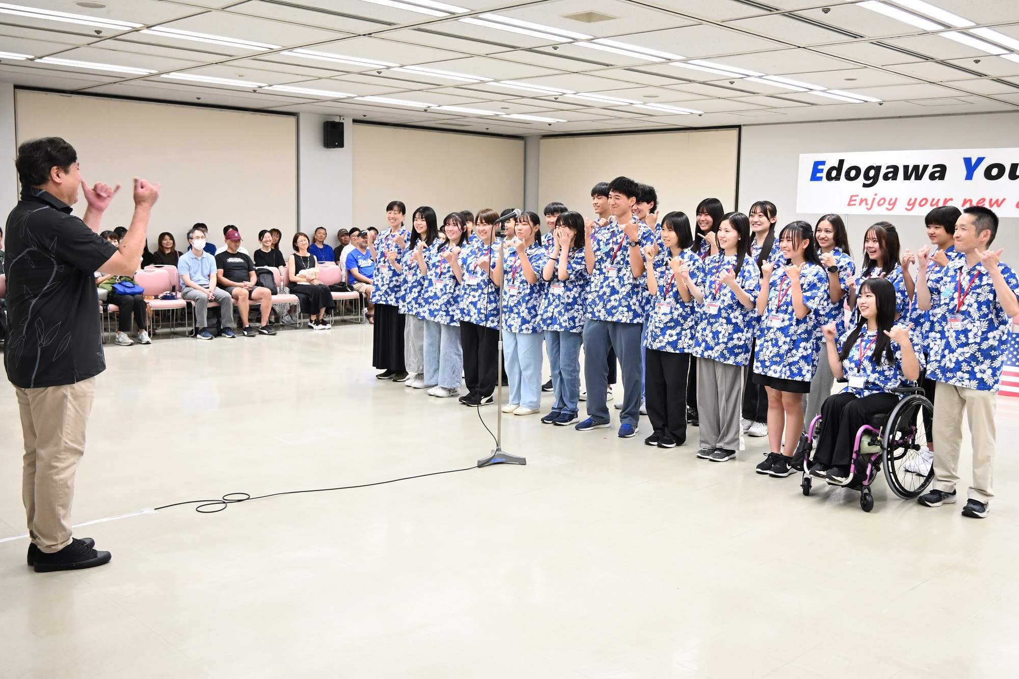 海外派遣事業「青少年の翼」出発式で区長から参加者へエール