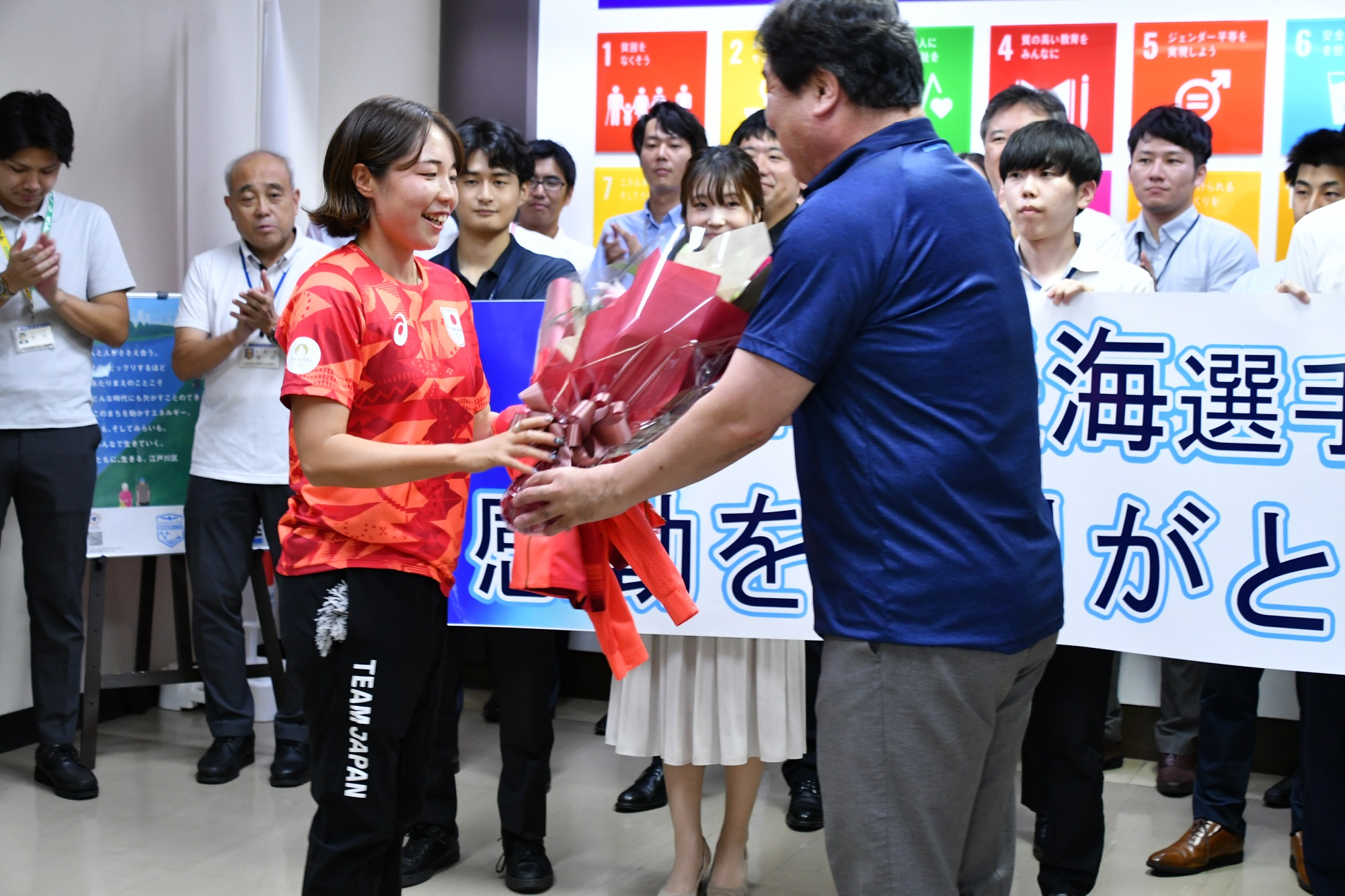 区役所内で花束を受け取る岡崎選手