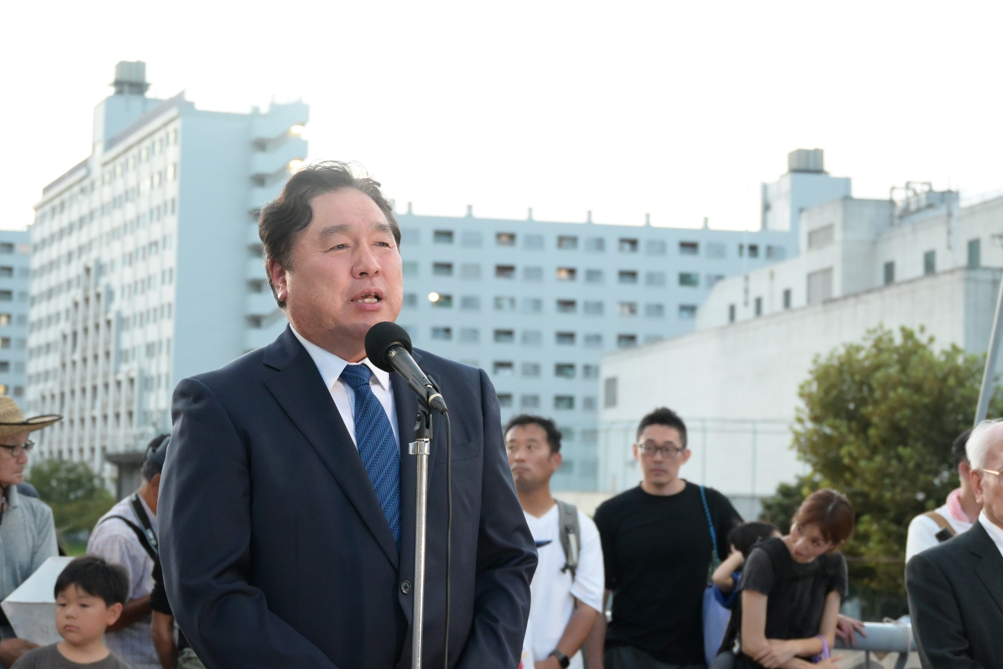 旧中川灯籠流しであいさつする区長