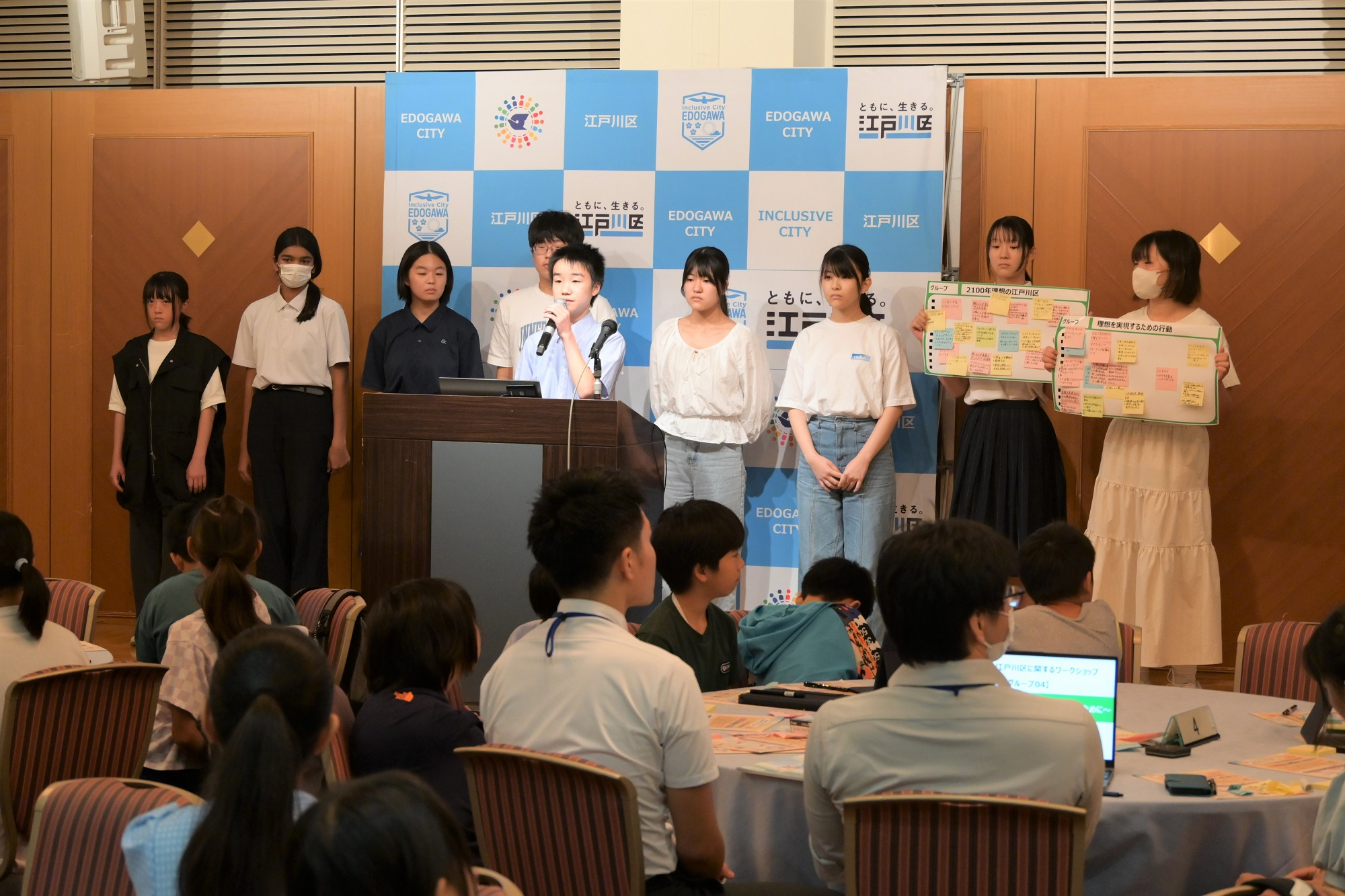 ワークショップで発表する参加者