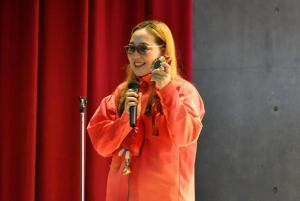 報告会でメダルを掲げる辻内選手