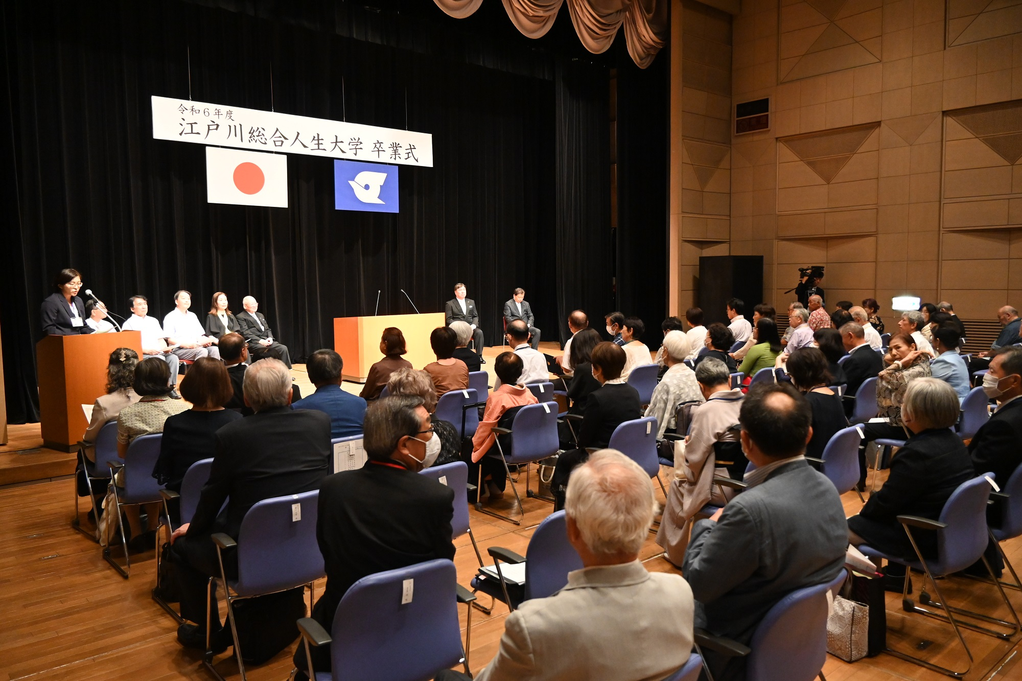 卒業式に参加する生徒のみなさん