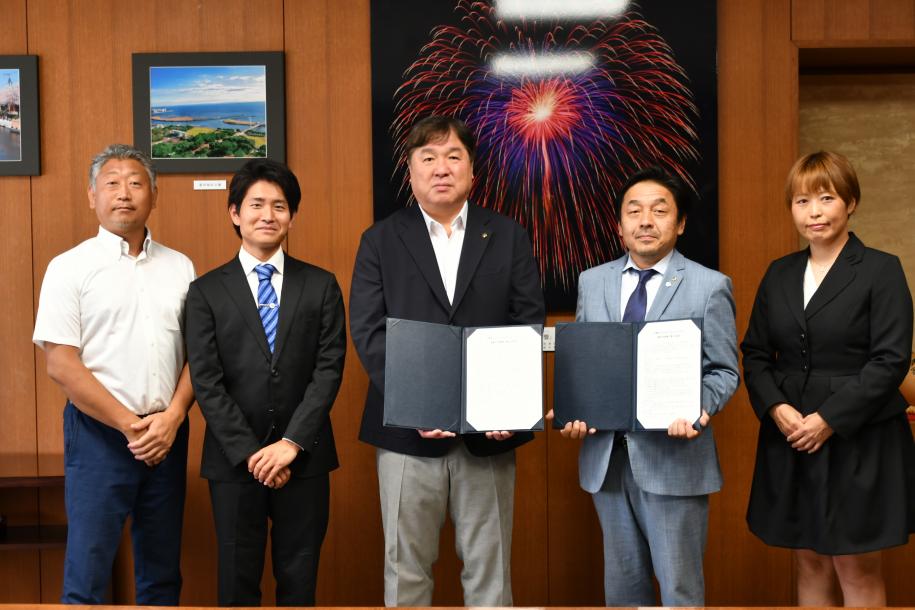 協定式で協定書を持って立つ江戸川区長と関係者のみなさま