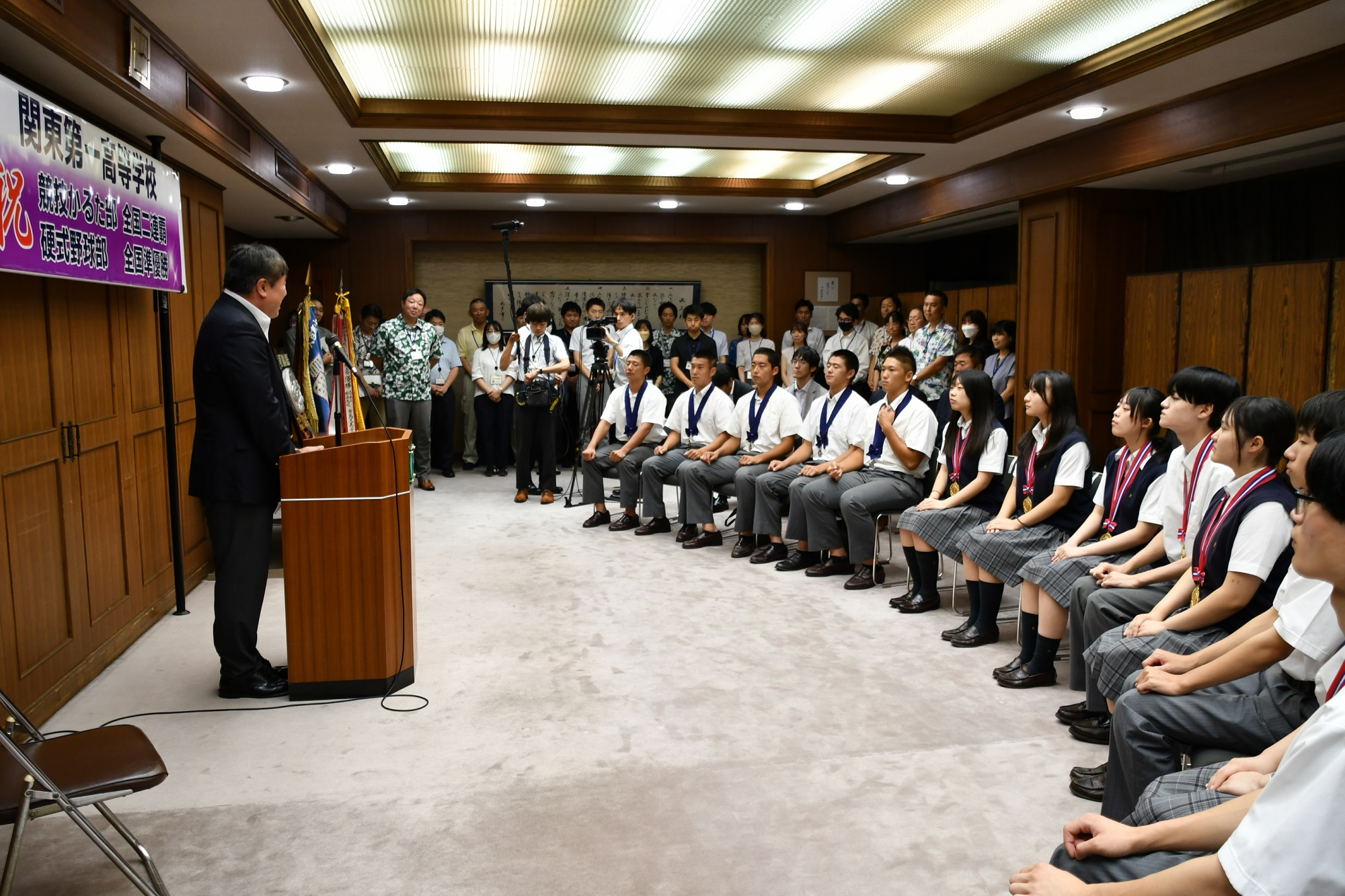 区長を訪問した関東第一高校競技かるた部と硬式野球部のみなさん