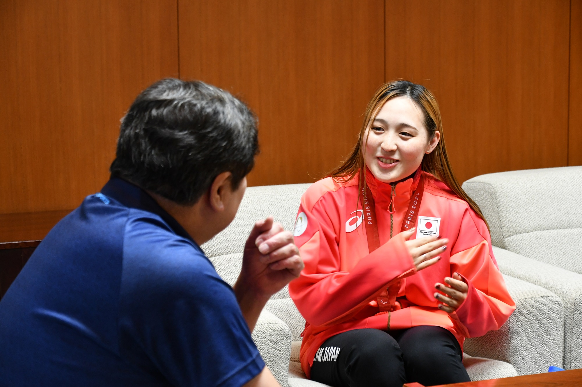 大会の結果などについて区長にお話しする辻内彩野選手