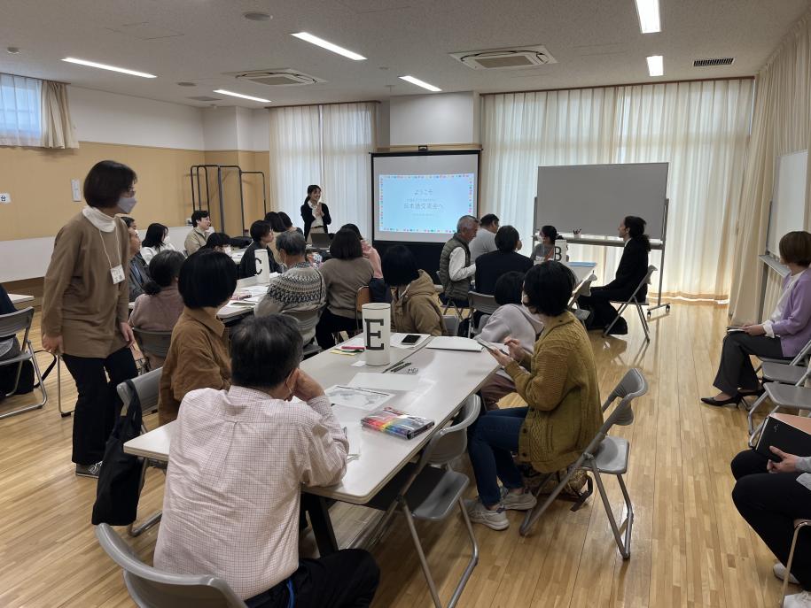日本語交流会講師の説明を聞く参加者