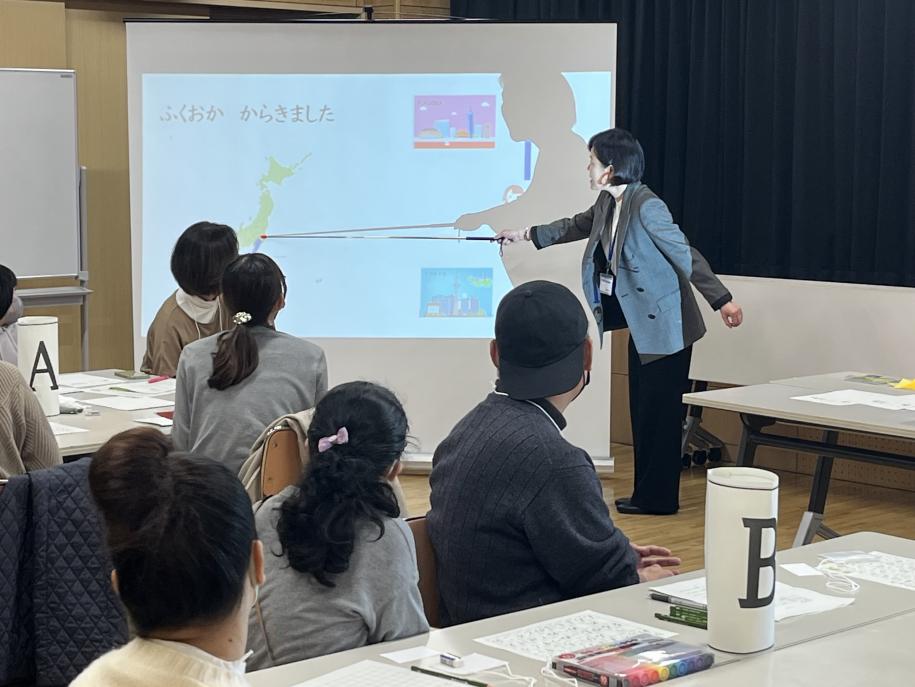 親子日本語あそび講師の説明を聞く参加者