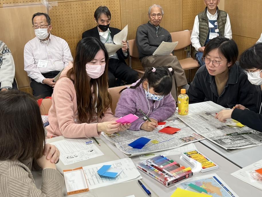 親子日本語あそび折り紙を折る参加者