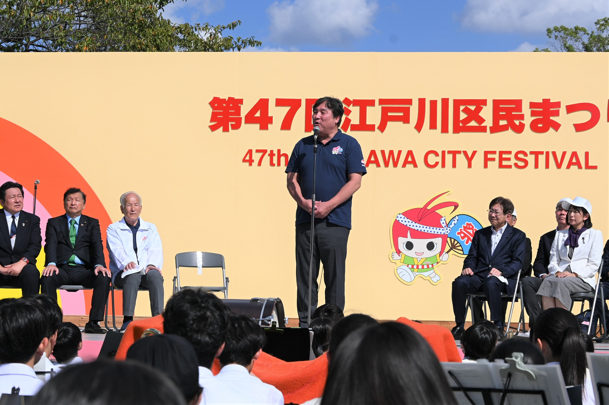 区民まつりで挨拶をする区長