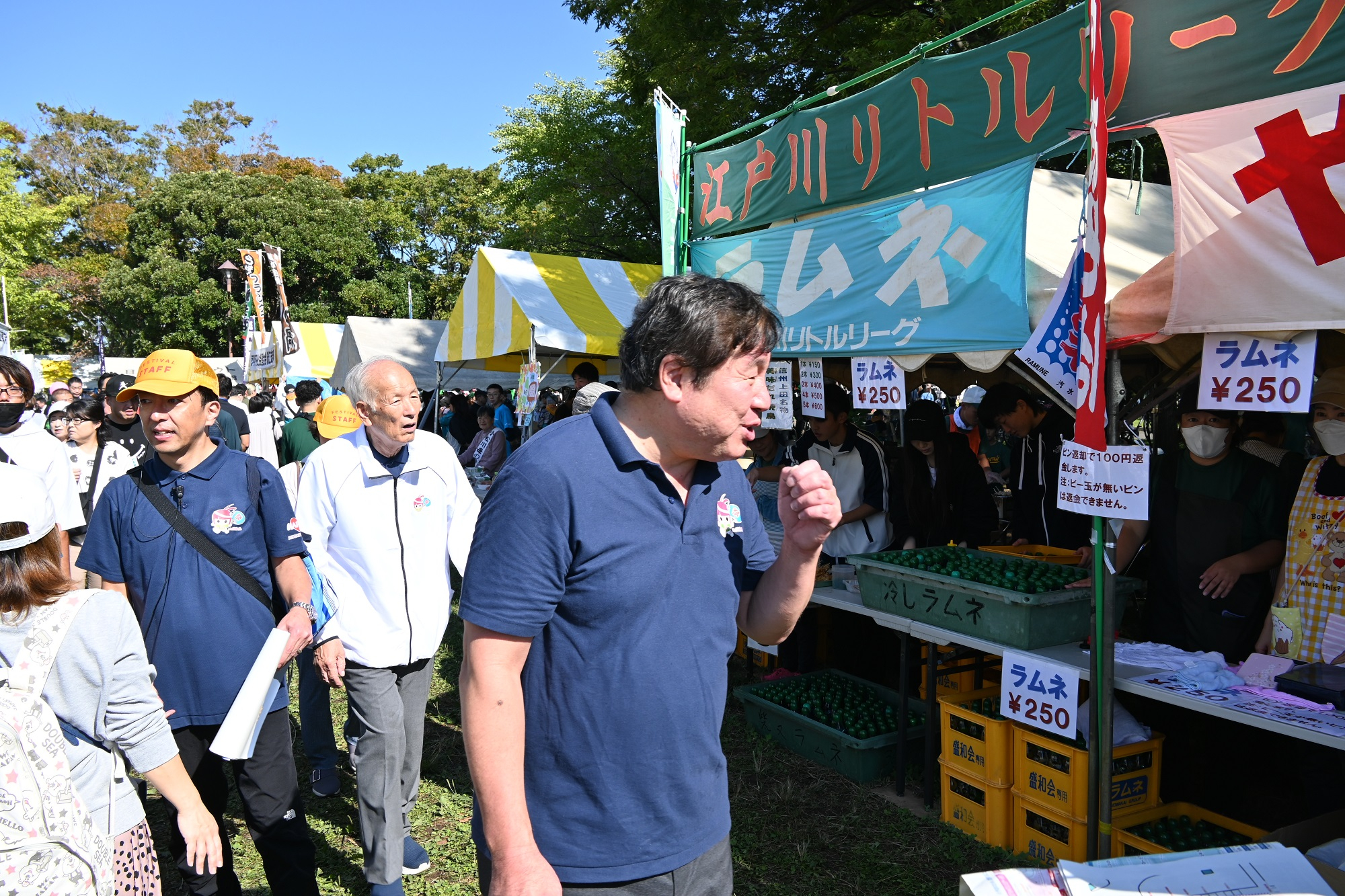 屋台を見る区長
