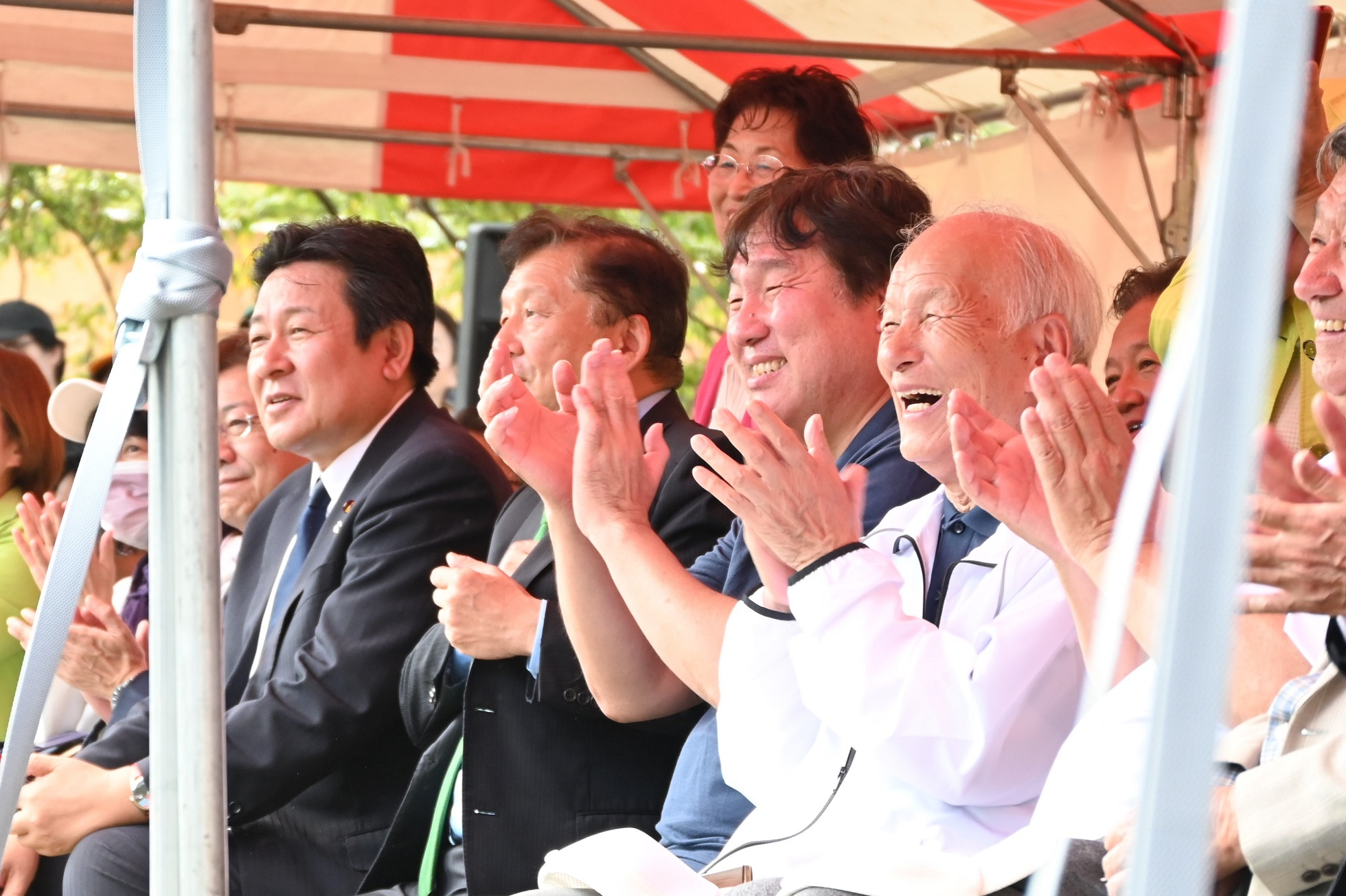 拍手をする区長