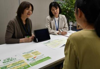 窓口で話しあう区民と職員