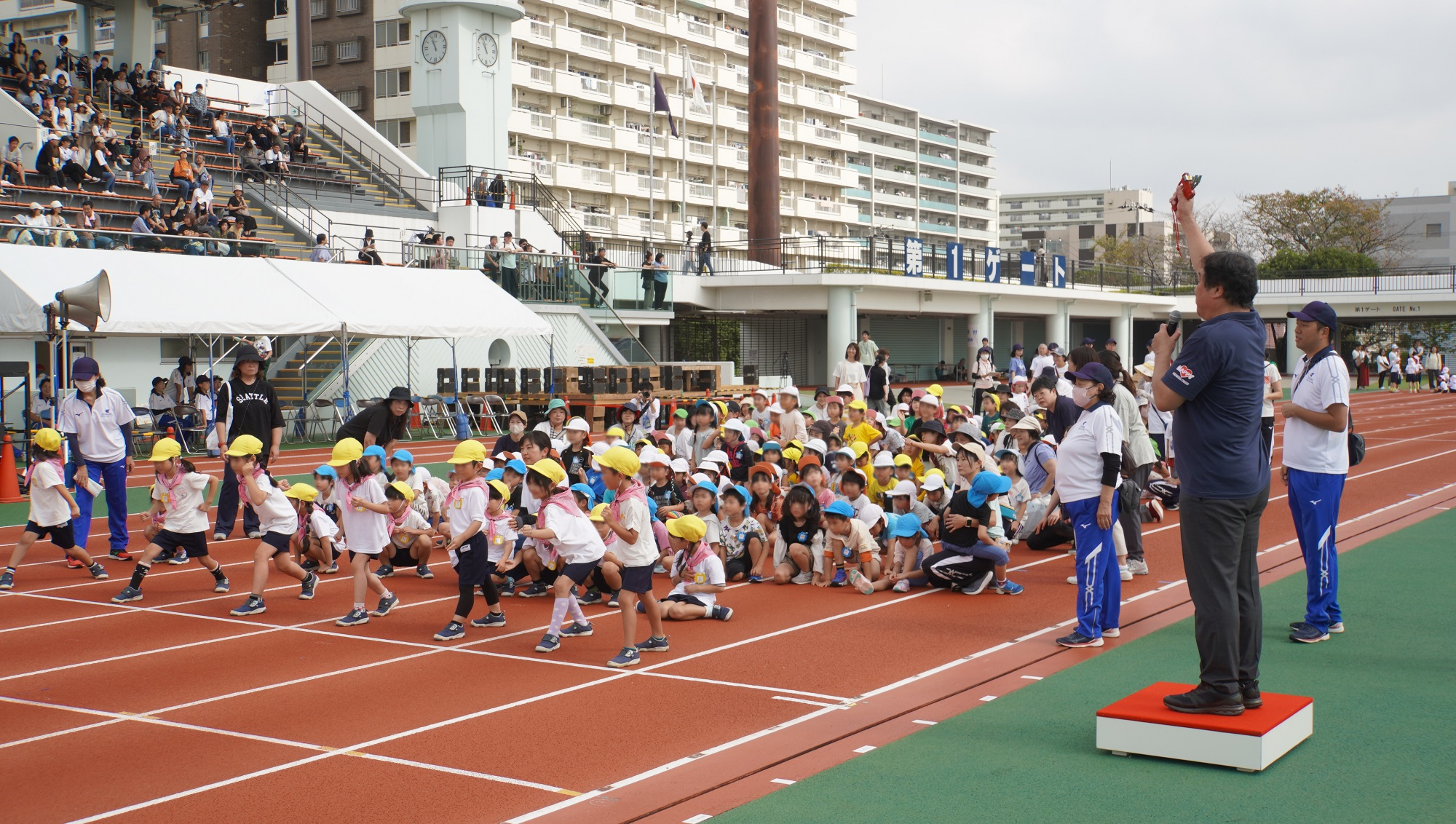 かけっこ直前の子供たちと区長