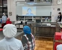 学長からのビデオメッセージを見ている様子