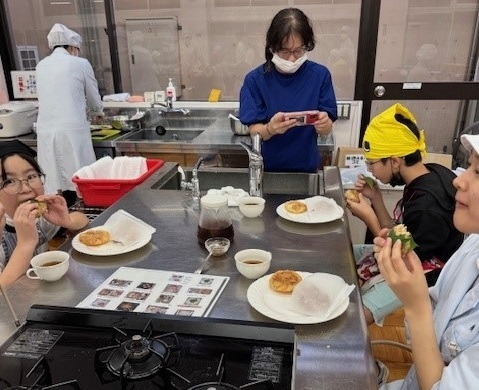 子どもたちが試食している様子